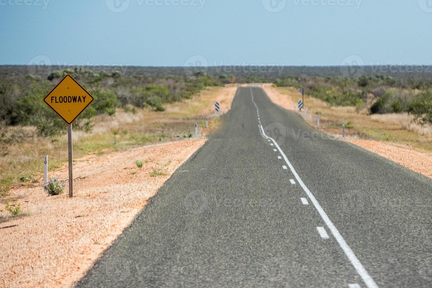 overstromingsweg teken west Australië woestijn eindeloos weg foto