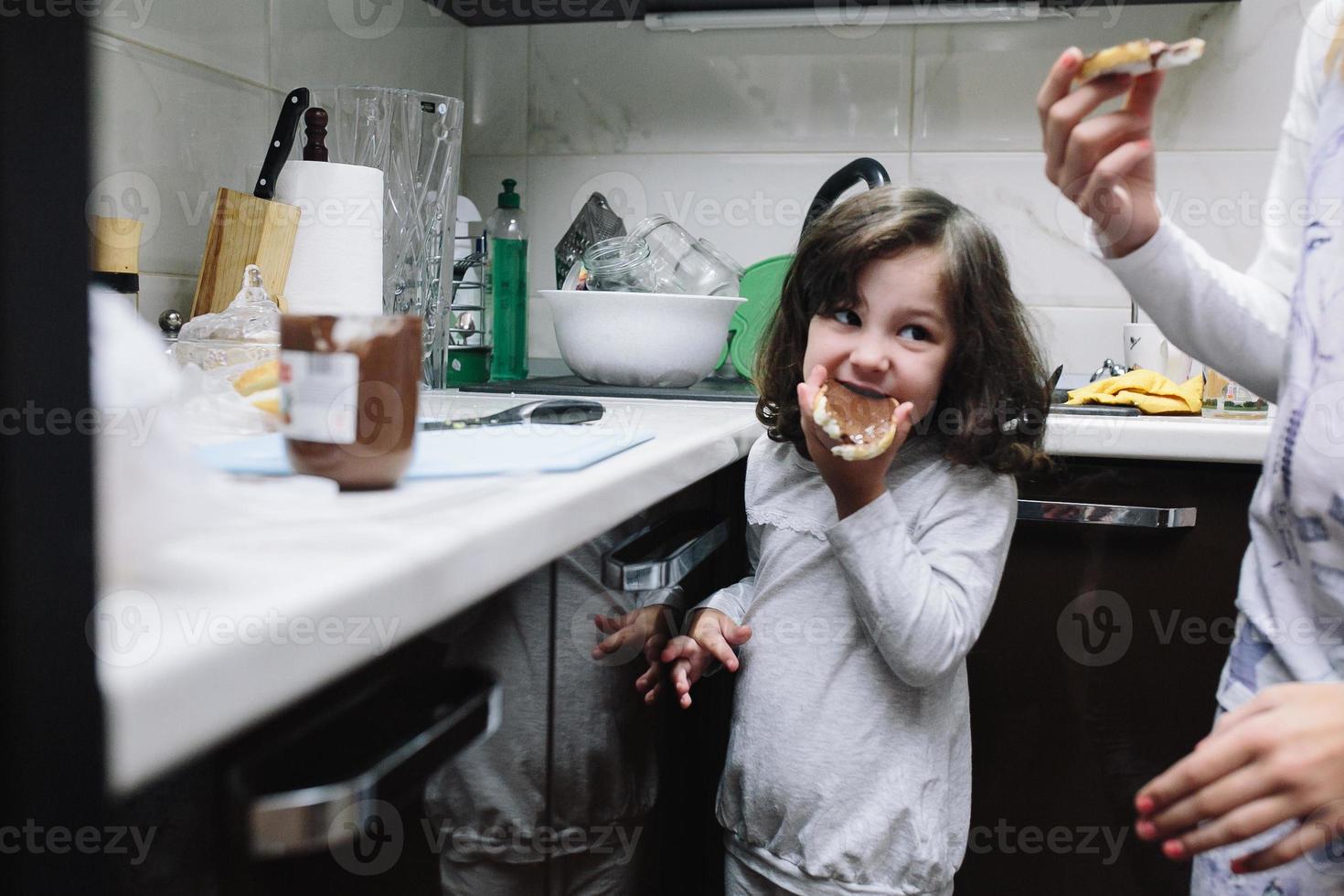 meisje in keuken foto