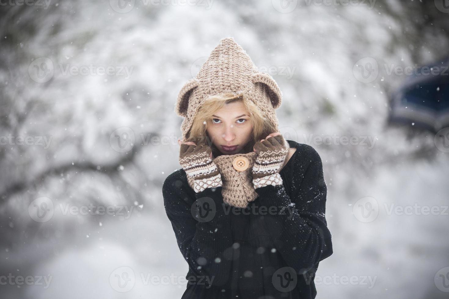 vrouw in sneeuw foto