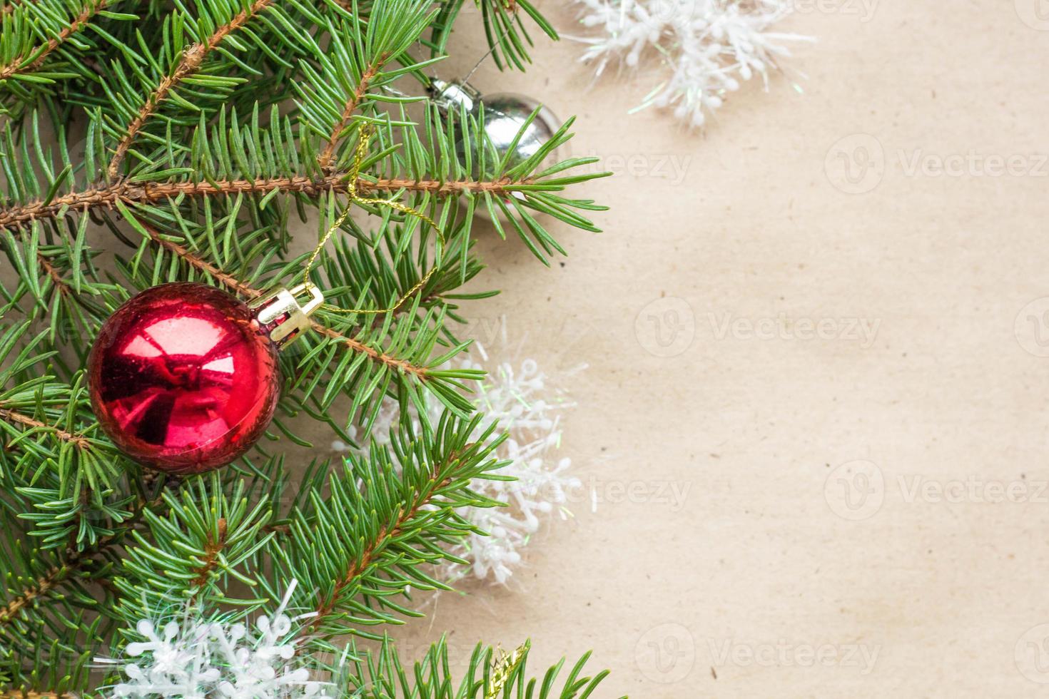 feestelijk Kerstmis grens met rood en zilver ballen Aan Spar takken en sneeuwvlokken Aan rustiek beige achtergrond foto