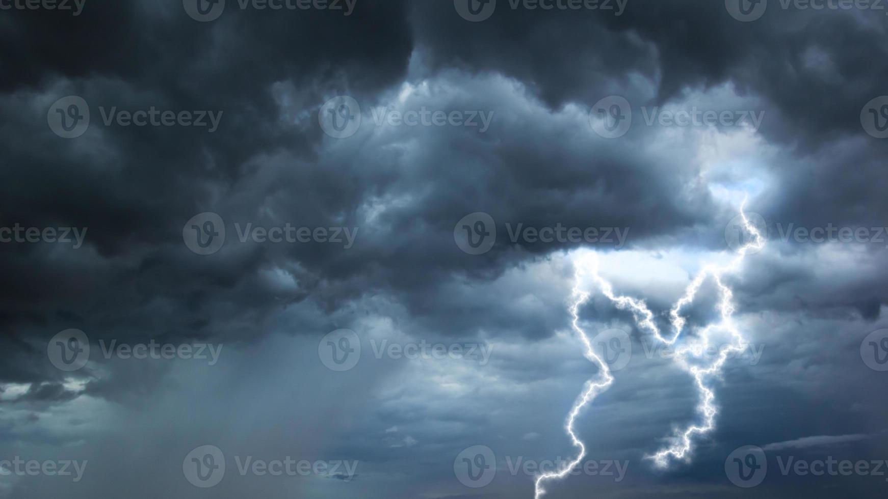 de donker lucht met zwaar wolken convergeren en een gewelddadig storm voordat de regen.slecht of humeurig weer lucht. foto