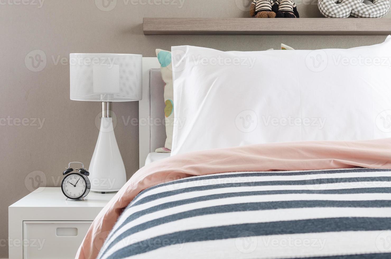 kid's slaapkamer met witte kussens en lamp op modern bed foto