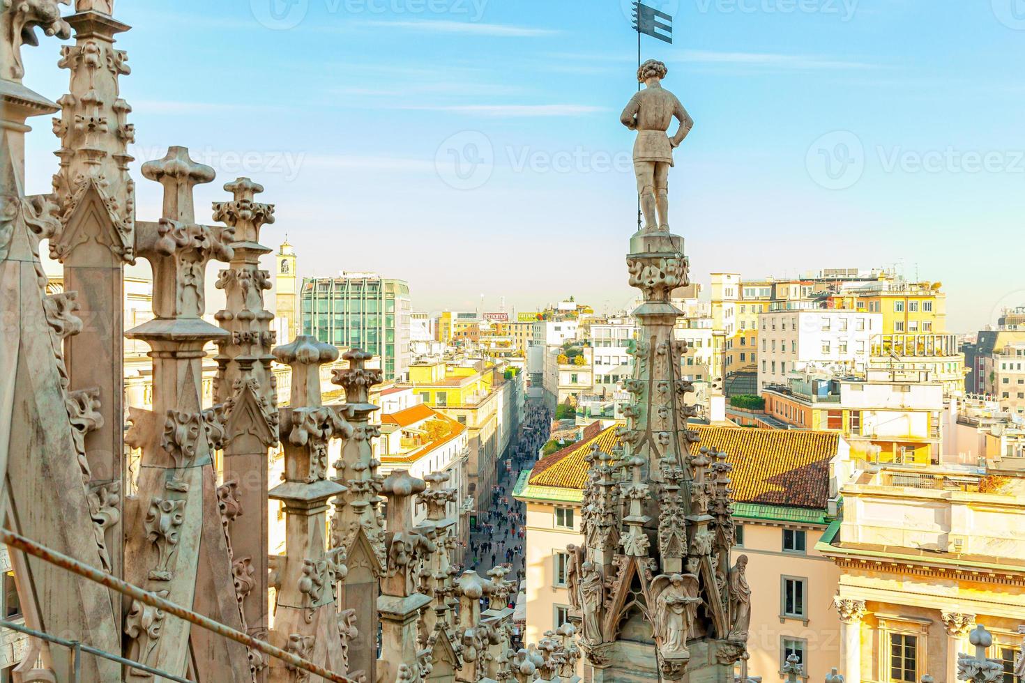 dak van de kathedraal van Milaan Duomo di Milano met gotische torenspitsen en witmarmeren beelden. top toeristische attractie op piazza in milaan, lombardia, italië. brede hoekmening van oude gotische architectuur en kunst. foto