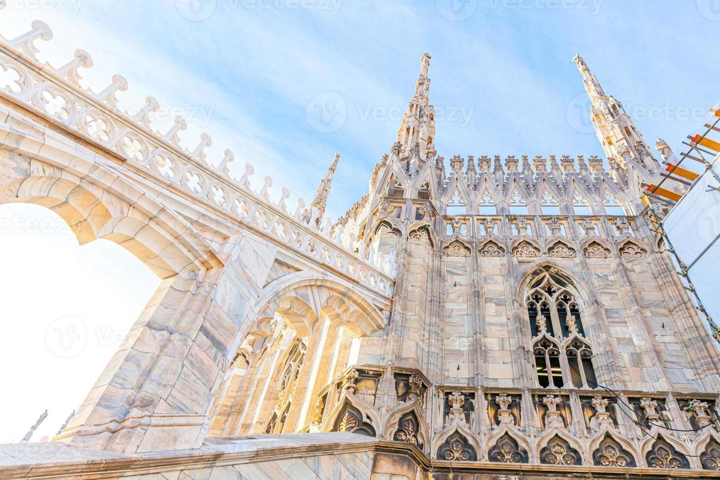 dak van de kathedraal van Milaan Duomo di Milano met gotische torenspitsen en witmarmeren beelden. top toeristische attractie op piazza in milaan, lombardia, italië. brede hoekmening van oude gotische architectuur en kunst. foto