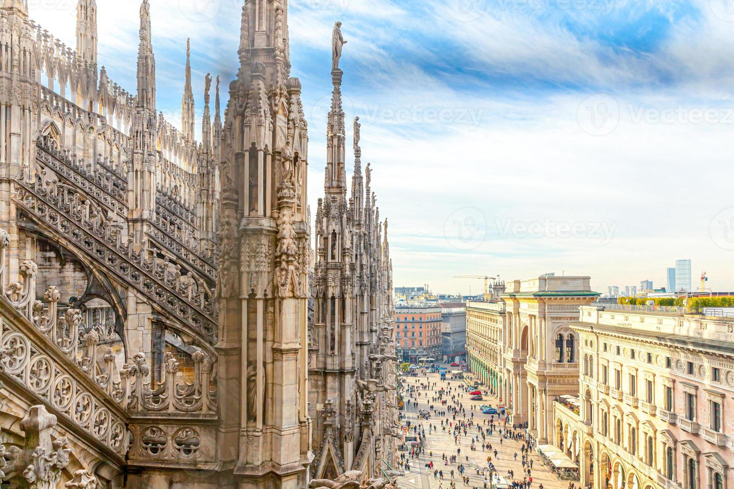 dak van de kathedraal van Milaan Duomo di Milano met gotische torenspitsen en witmarmeren beelden. top toeristische attractie op piazza in milaan, lombardia, italië. brede hoekmening van oude gotische architectuur en kunst. foto