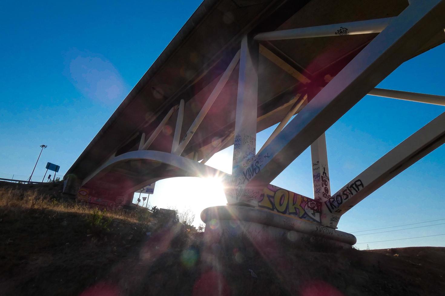 boog van een modern brug kruispunt een rivier- foto