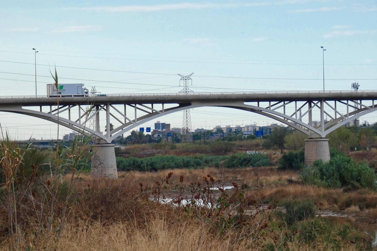 llobregat rivier- heel dichtbij naar haar mond in de middellandse Zee zee in de buurt de stad van Barcelona. foto