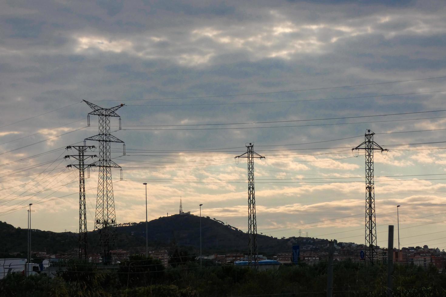 elektrisch torens ondersteunen de koper kabels dat zenden en vervoer elektriciteit foto
