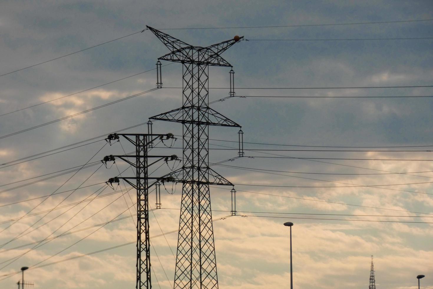 elektrisch torens ondersteunen de koper kabels dat zenden en vervoer elektriciteit foto