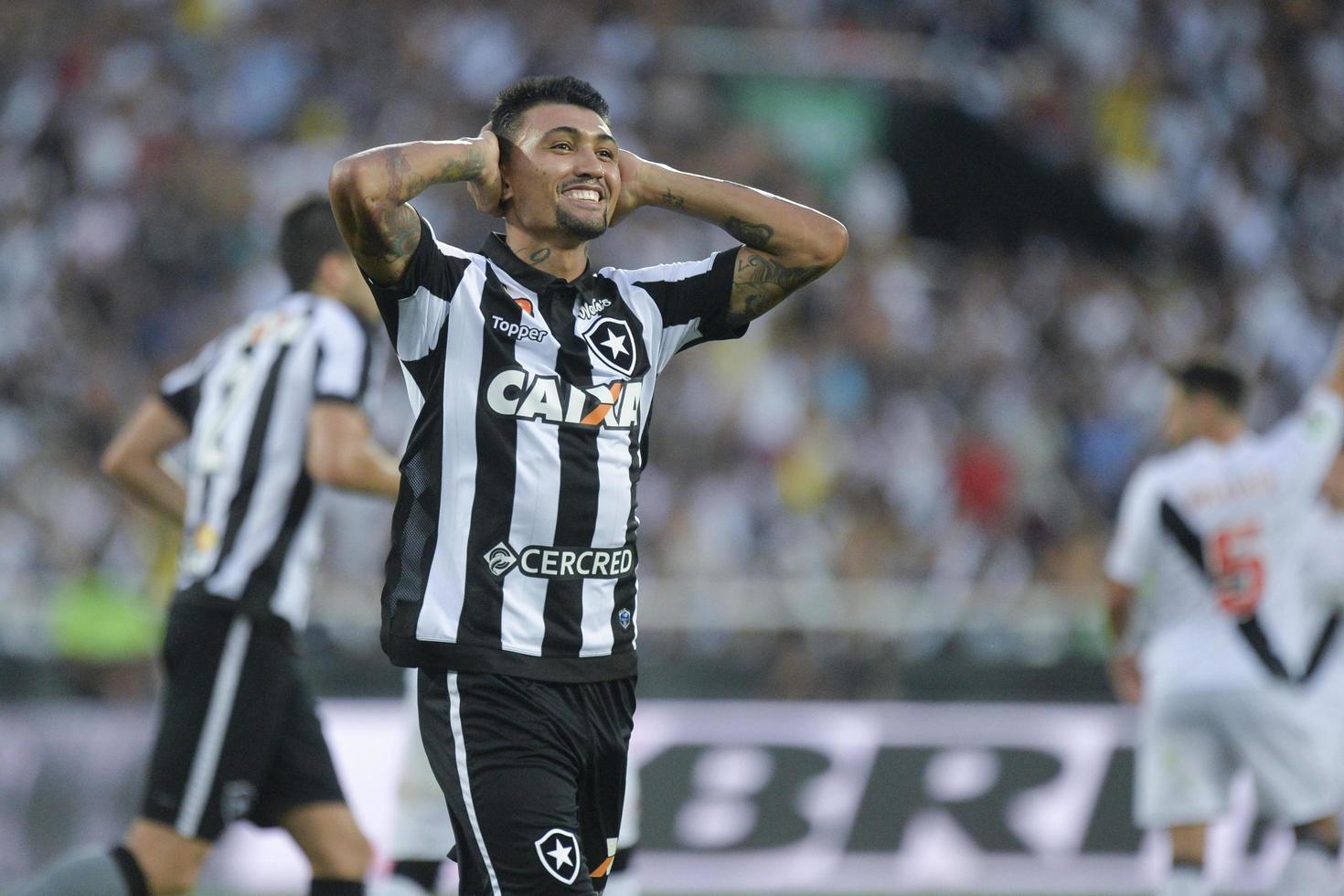 rio, Brazilië - april 01, 2018 - kiesa speler in bij elkaar passen tussen botafogo en vasco door de carioca kampioenschap in nilton santos stadion foto