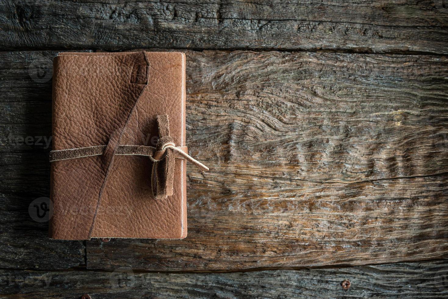 de leer boek Aan de hout tafel. foto