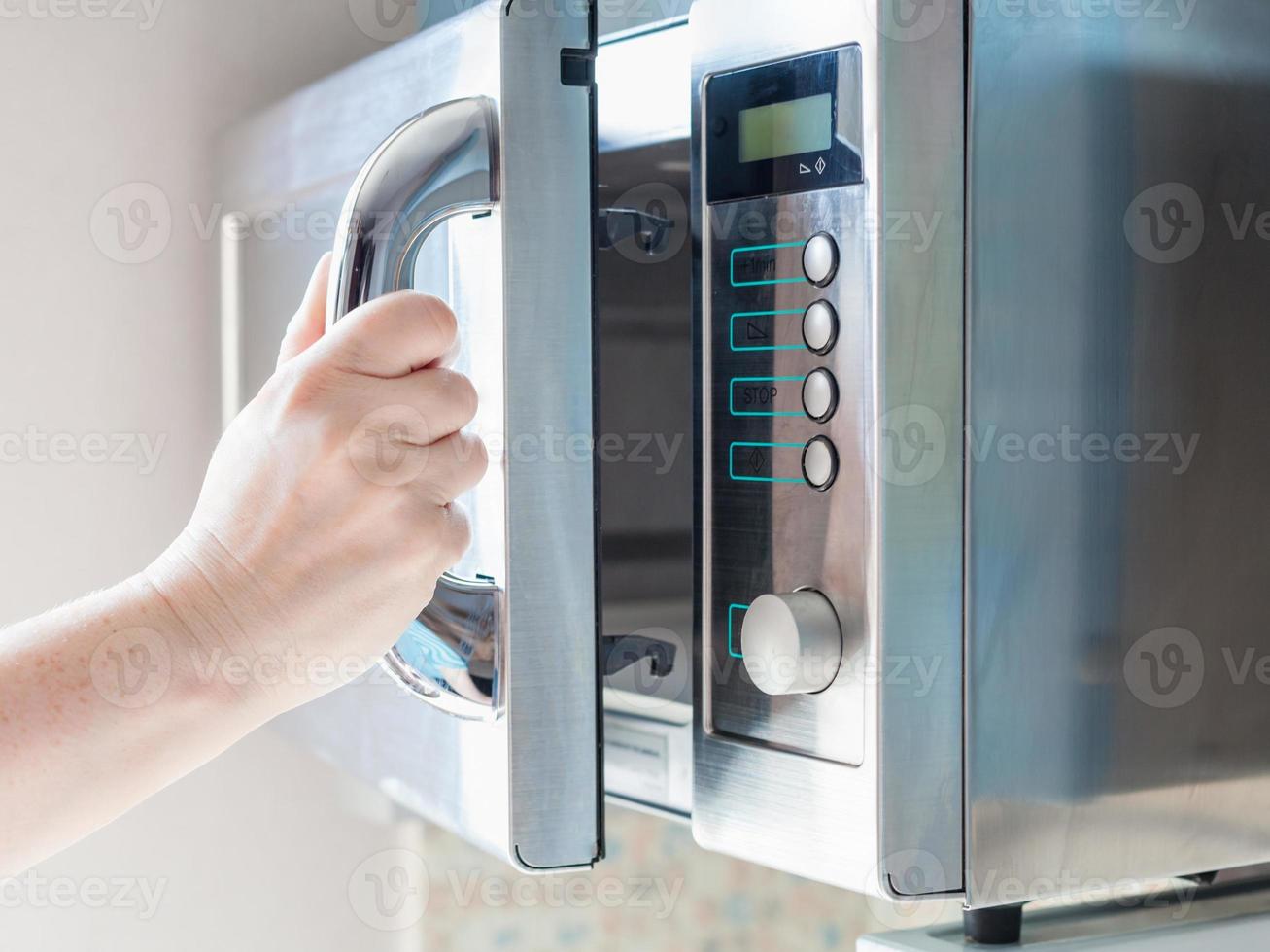 hand- opent magnetronoven oven voor Koken voedsel foto