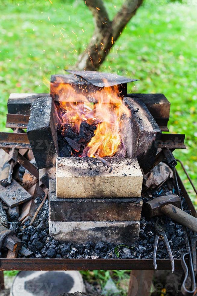staal hengel is verwarmde in landelijk smeden oven foto