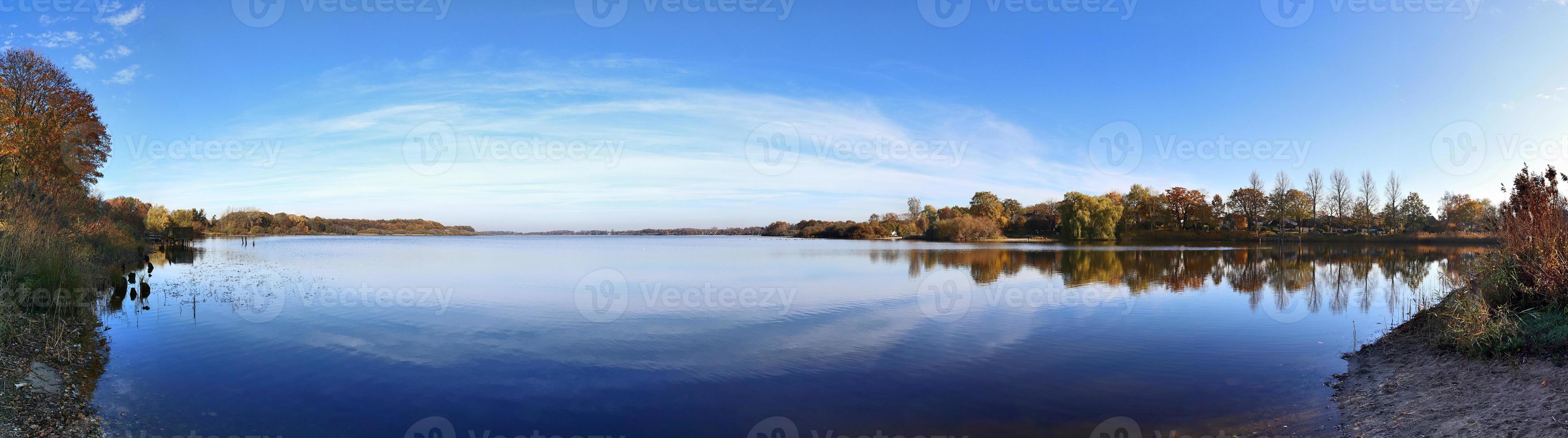 prachtig panorama met hoge resolutie van een Noord-Europees landlandschap met velden en groen gras foto