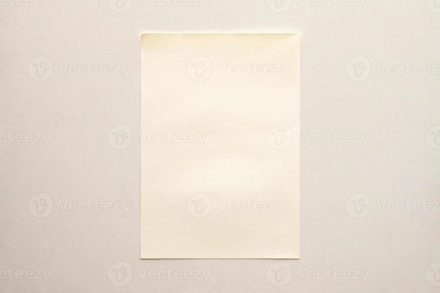 blanco Notitie papier Aan wit muur foto