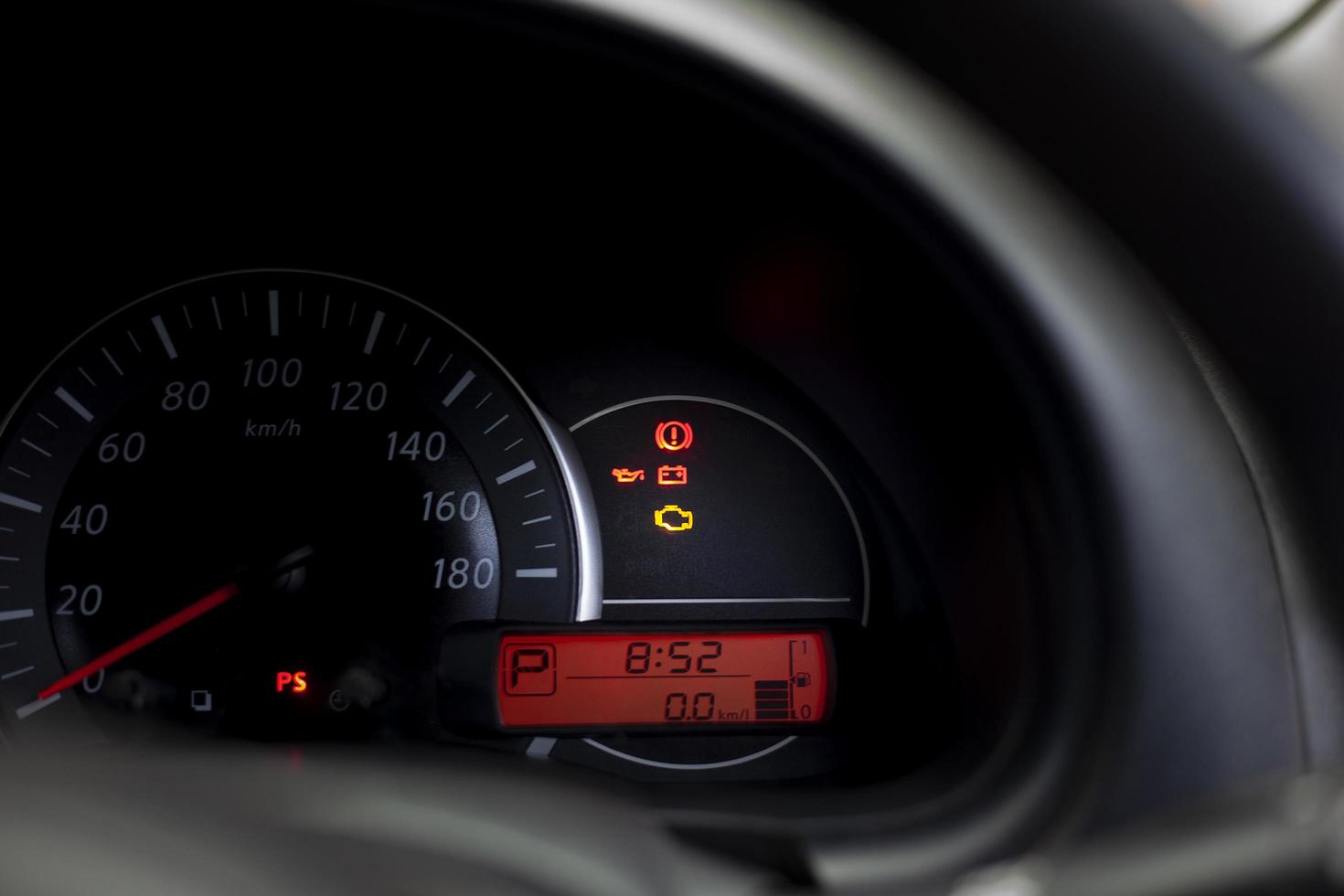 de dashboard shows de toestand van de auto's licht dat is Aan. foto