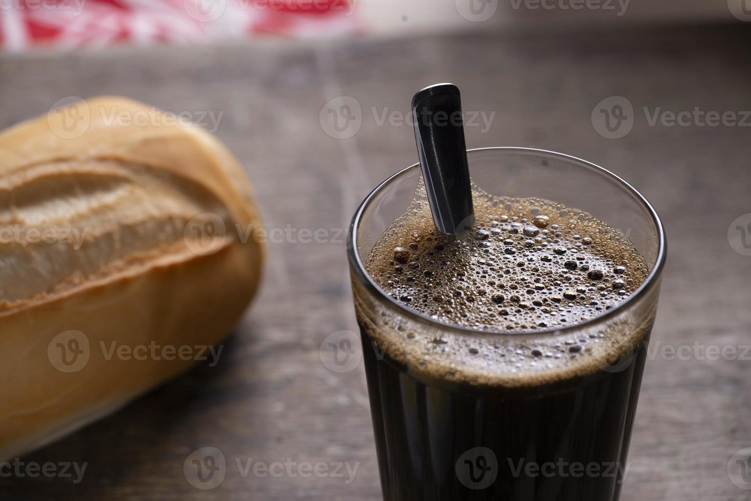 braziliaans traditioneel zwart koffie met Frans brood foto