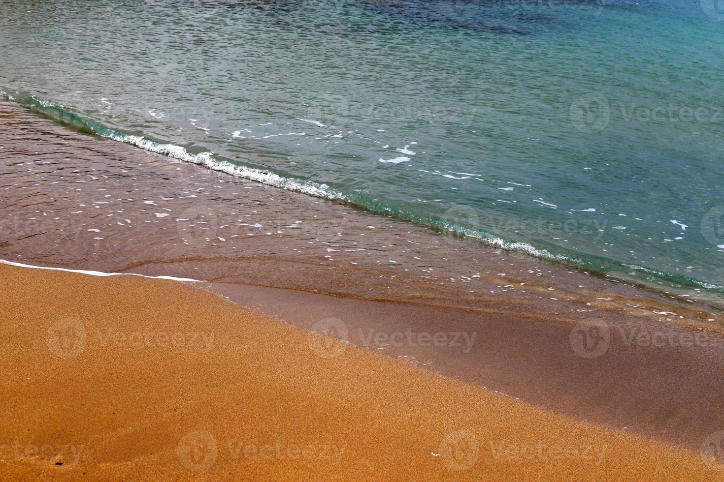 zanderig strand Aan de middellandse Zee zee in noordelijk Israël. foto