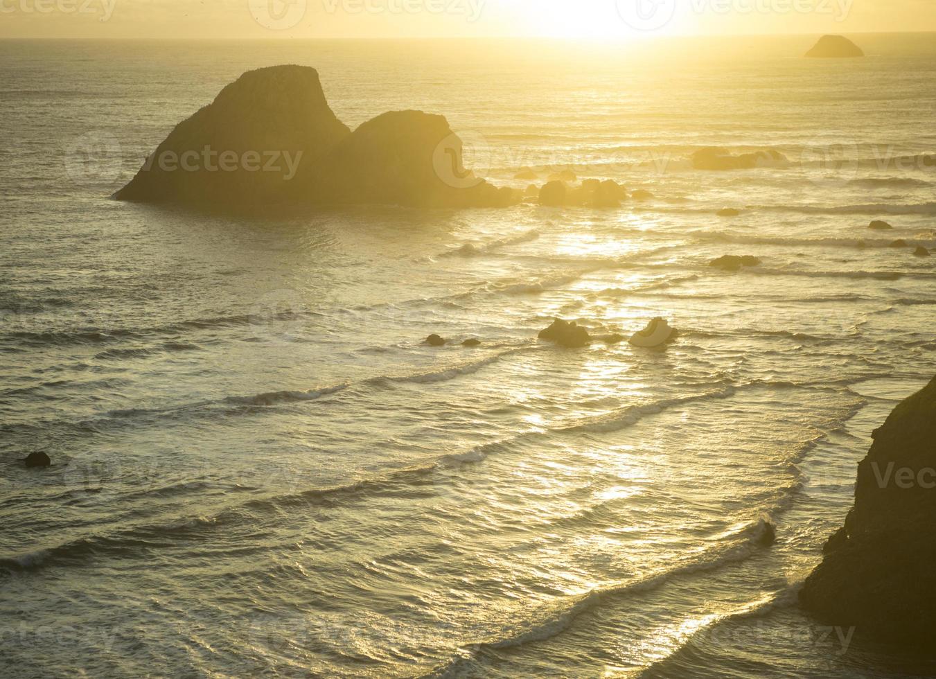 gouden zonsondergang over- oceaan landschap foto