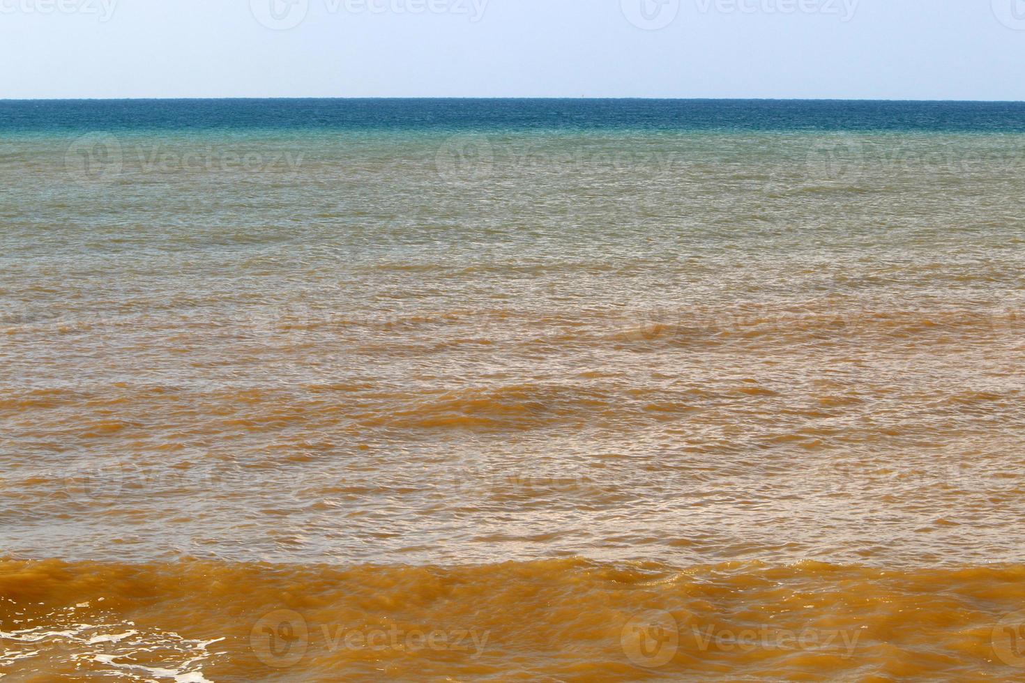 zanderig strand Aan de middellandse Zee zee in noordelijk Israël. foto