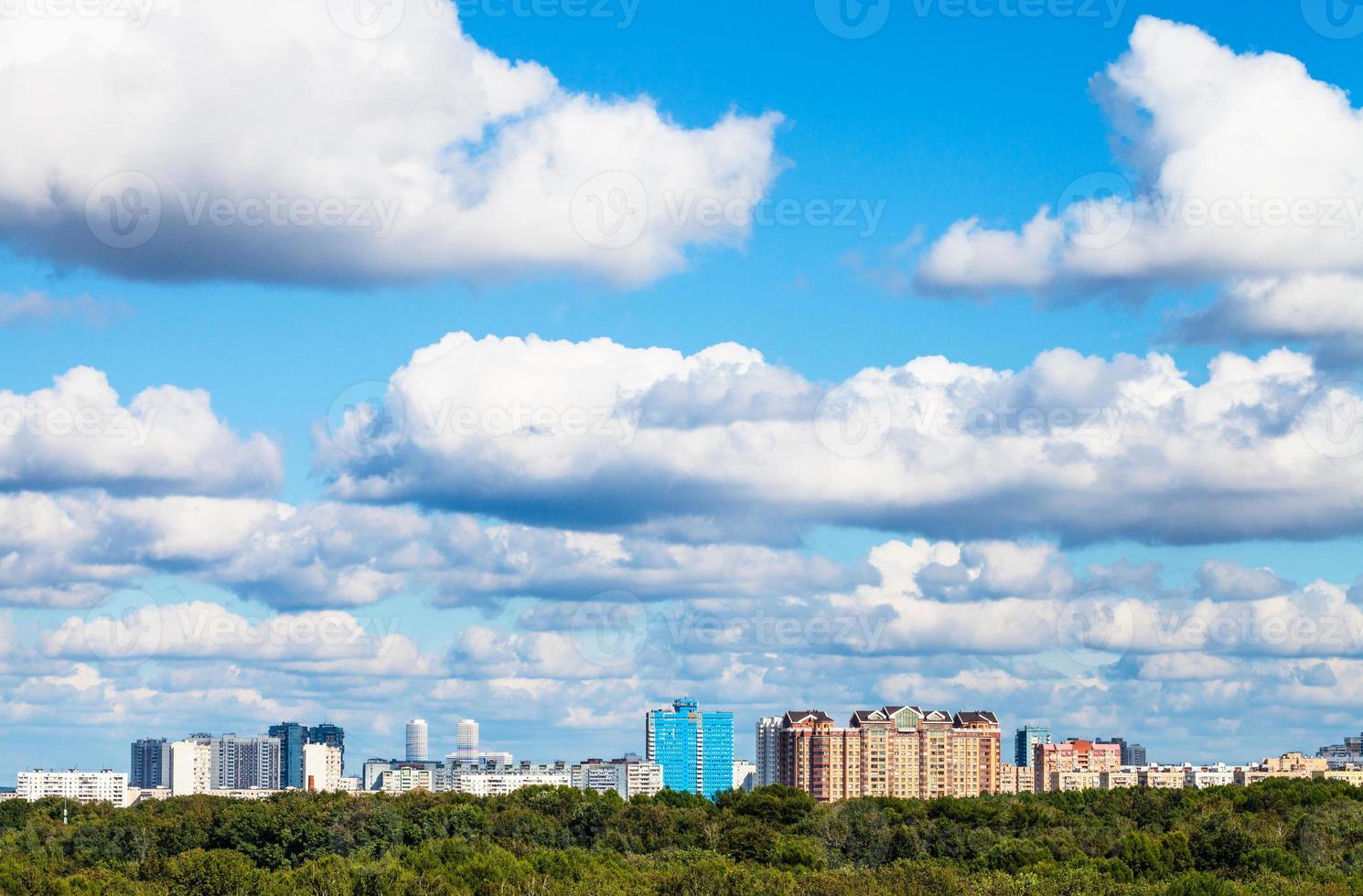 laag wit wolken in blauw lucht over- stad in zomer foto