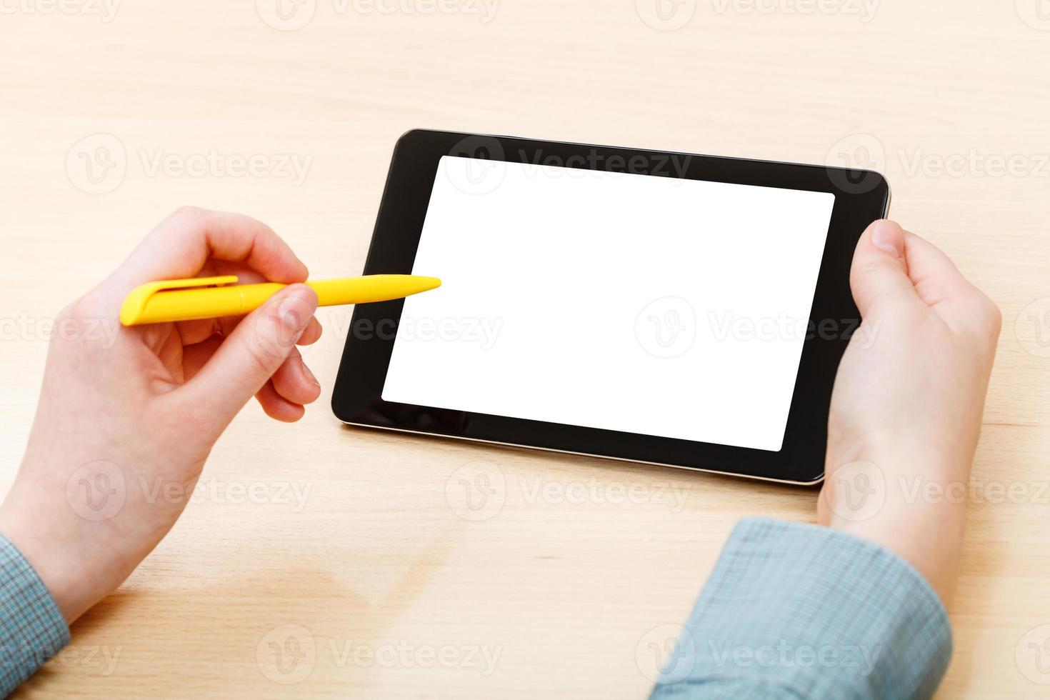 Mens accenten door pen van tablet pc met uitknippen scherm foto