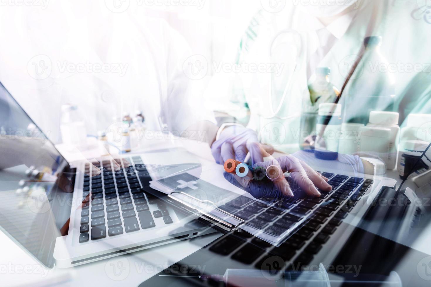 dokter werk Aan digitaal tablet gezondheidszorg dokter technologie tablet gebruik makend van computer. foto