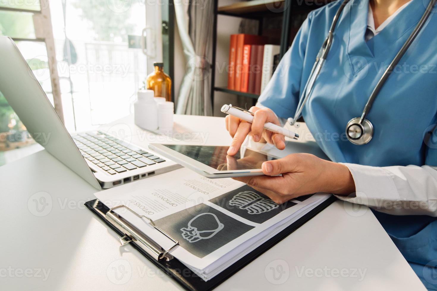 dokter werk Aan digitaal tablet gezondheidszorg dokter technologie tablet gebruik makend van computer. foto