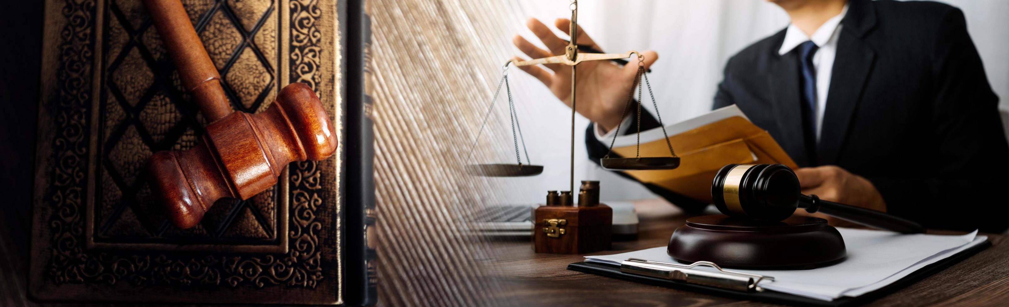 rechtvaardigheid en recht concept.male rechter in een rechtszaal met de hamer, werken met, computer en docking toetsenbord, brillen, op tafel in ochtendlicht foto