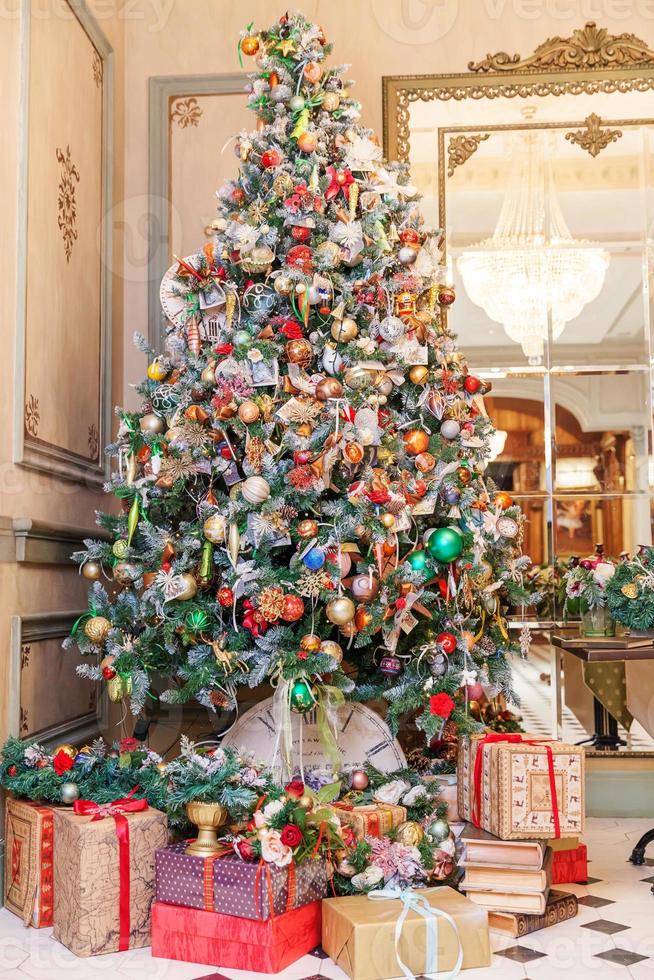 klassiek Kerstmis nieuw jaar versierd interieur kamer nieuw jaar boom met zilver en rood ornament decoraties foto