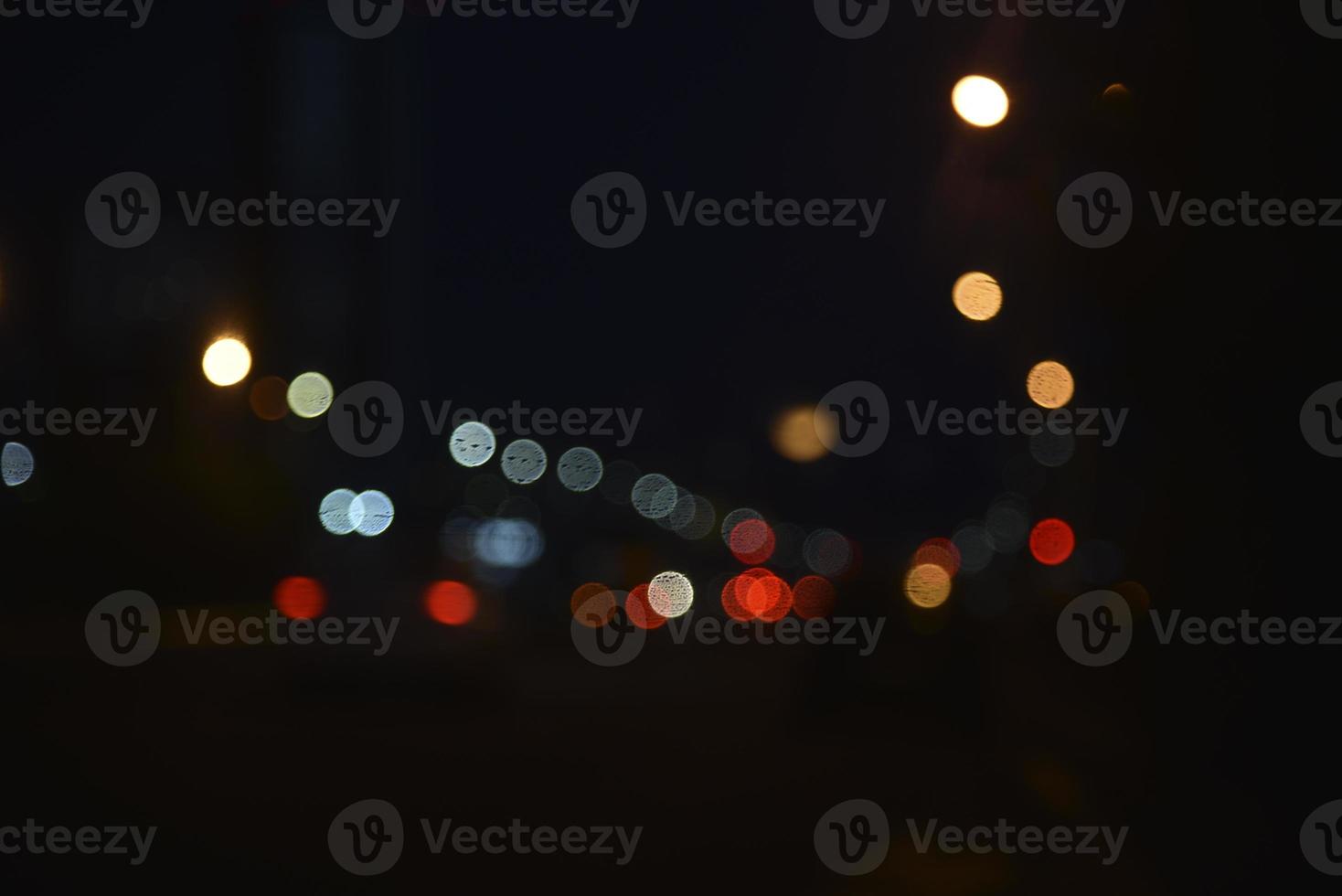 veelkleurig reflecties van lantaarns Aan de avond weg in de avond. blauwer en bokeh van de avond stad. foto