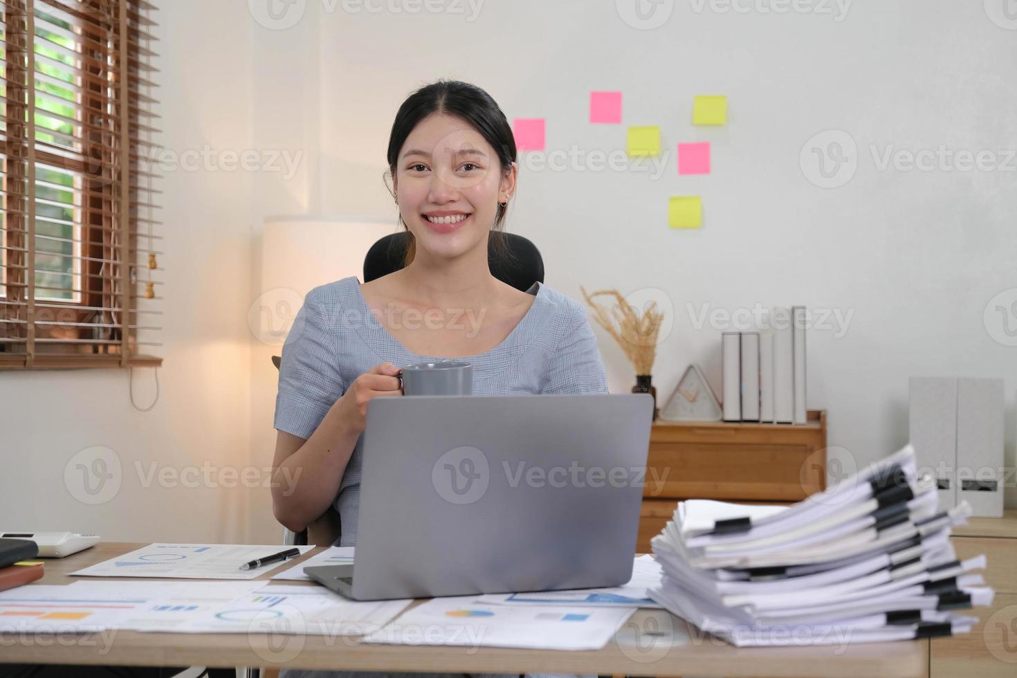 portret van jong vrouw gebruik makend van laptop computer Bij de kantoor, leerling meisje werken Bij huis. werk of studie van huis, Aziatisch vrouw freelance, bedrijf, levensstijl concept foto