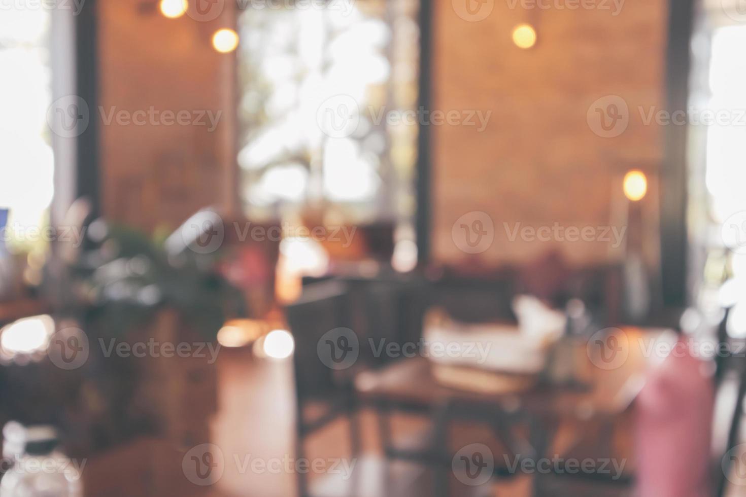restaurant café of coffeeshop interieur met klant vervagen abstracte vintage stijl bokeh licht voor montage product display achtergrond foto
