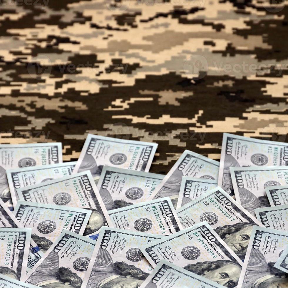 ons dollar rekeningen Aan kleding stof met structuur van oekraïens leger korrelig camouflage. kleding met camo patroon in grijs, bruin en groen pixel vormen foto