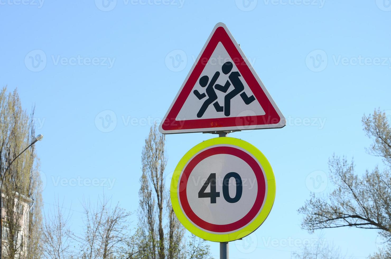 weg teken met de aantal 40 en de beeld van de kinderen wie rennen aan de overkant de weg foto