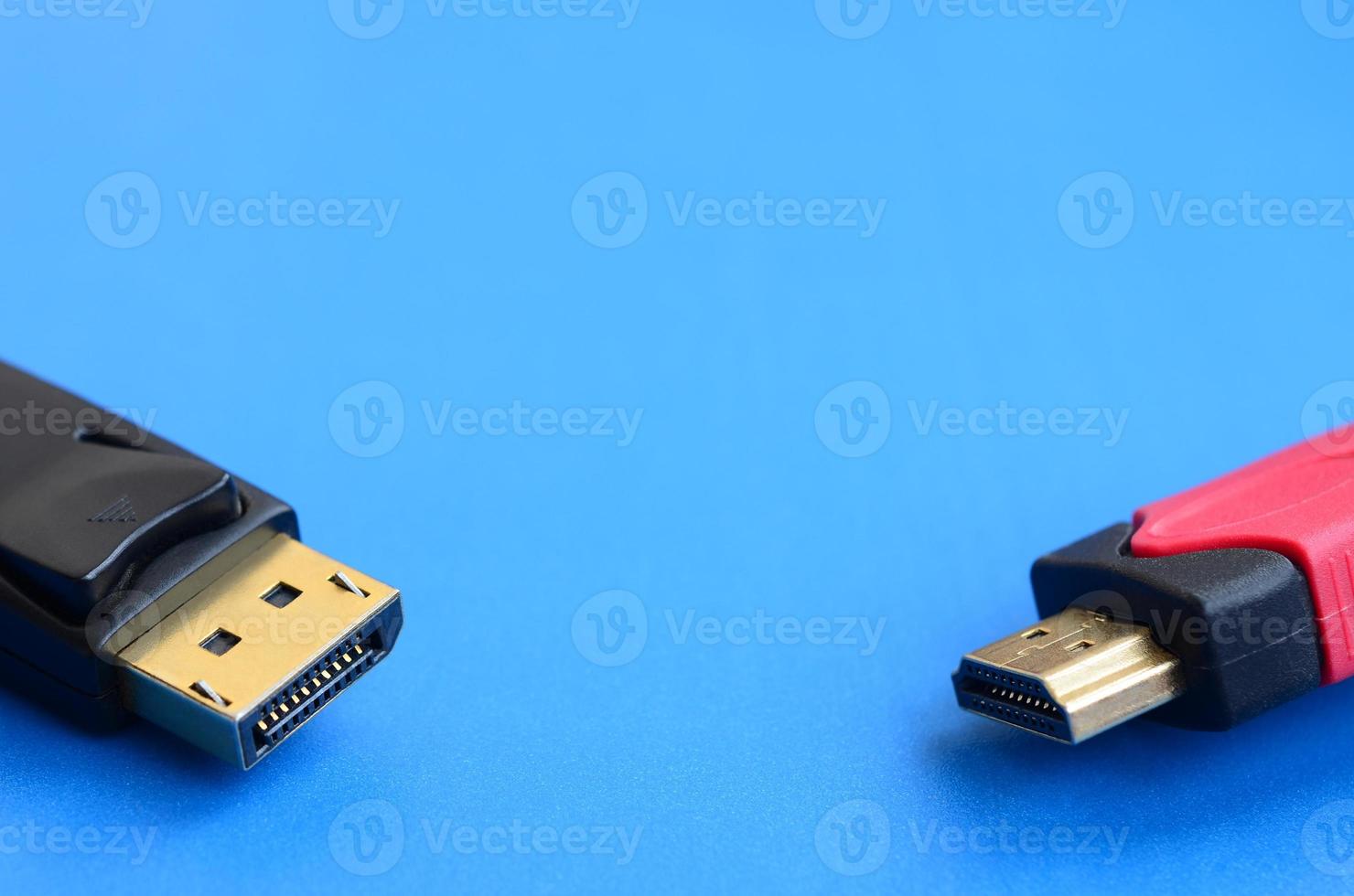 audio video hdmi computer kabel plug en 20-pins mannetje displayport goud geplateerd connector voor een vlekkeloos verbinding Aan een blauw achtergrond foto