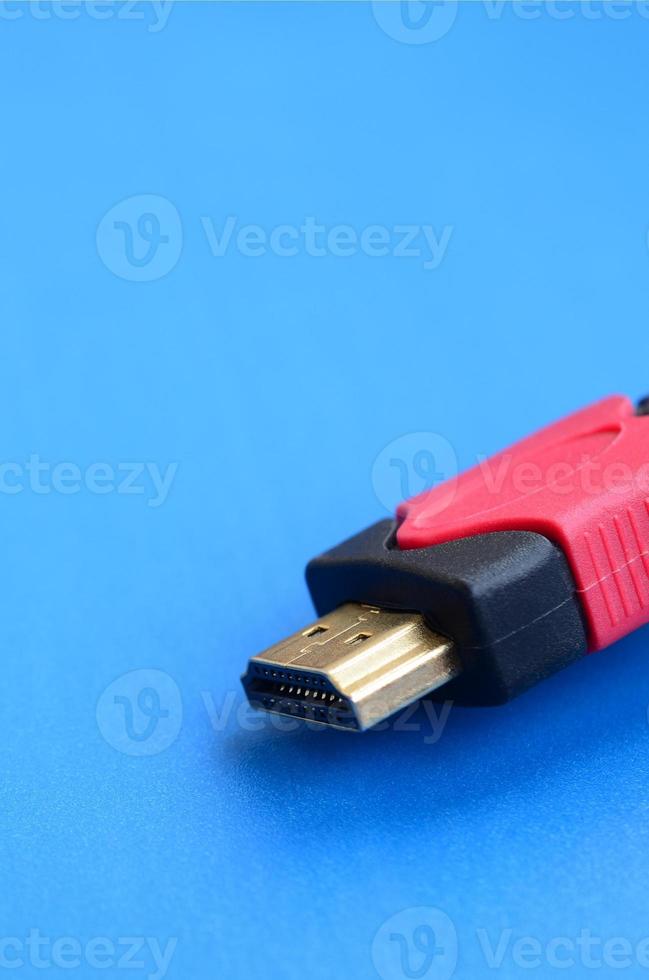 zwart audio video hdmi computer kabel Aan blauw achtergrond. dichtbij omhoog van huis vermaak verbinding kabel voor geluid en video foto