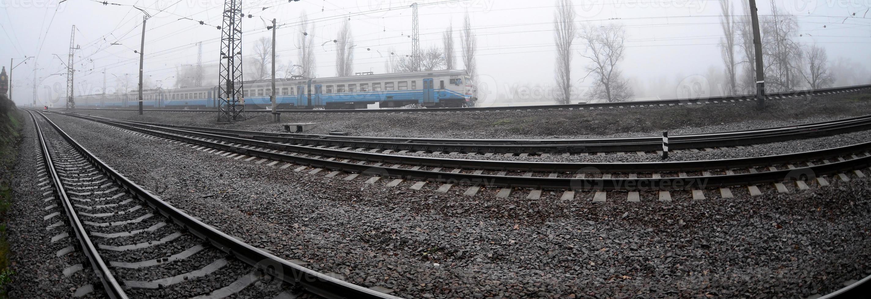 de oekraïens buitenwijk trein haast langs de spoorweg in een nevelig ochtend. vissenoog foto met is gestegen vervorming