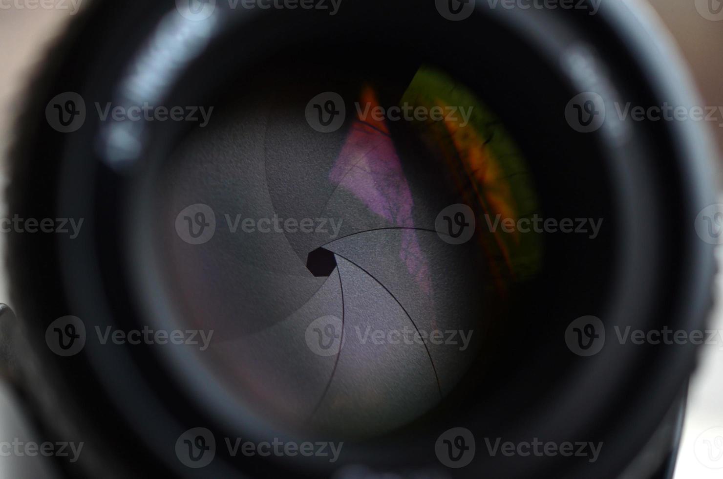 fragment van een portret lens voor een modern slr camera. een fotograaf van een groot diafragma lens met een focaal lengte van 50 mm foto