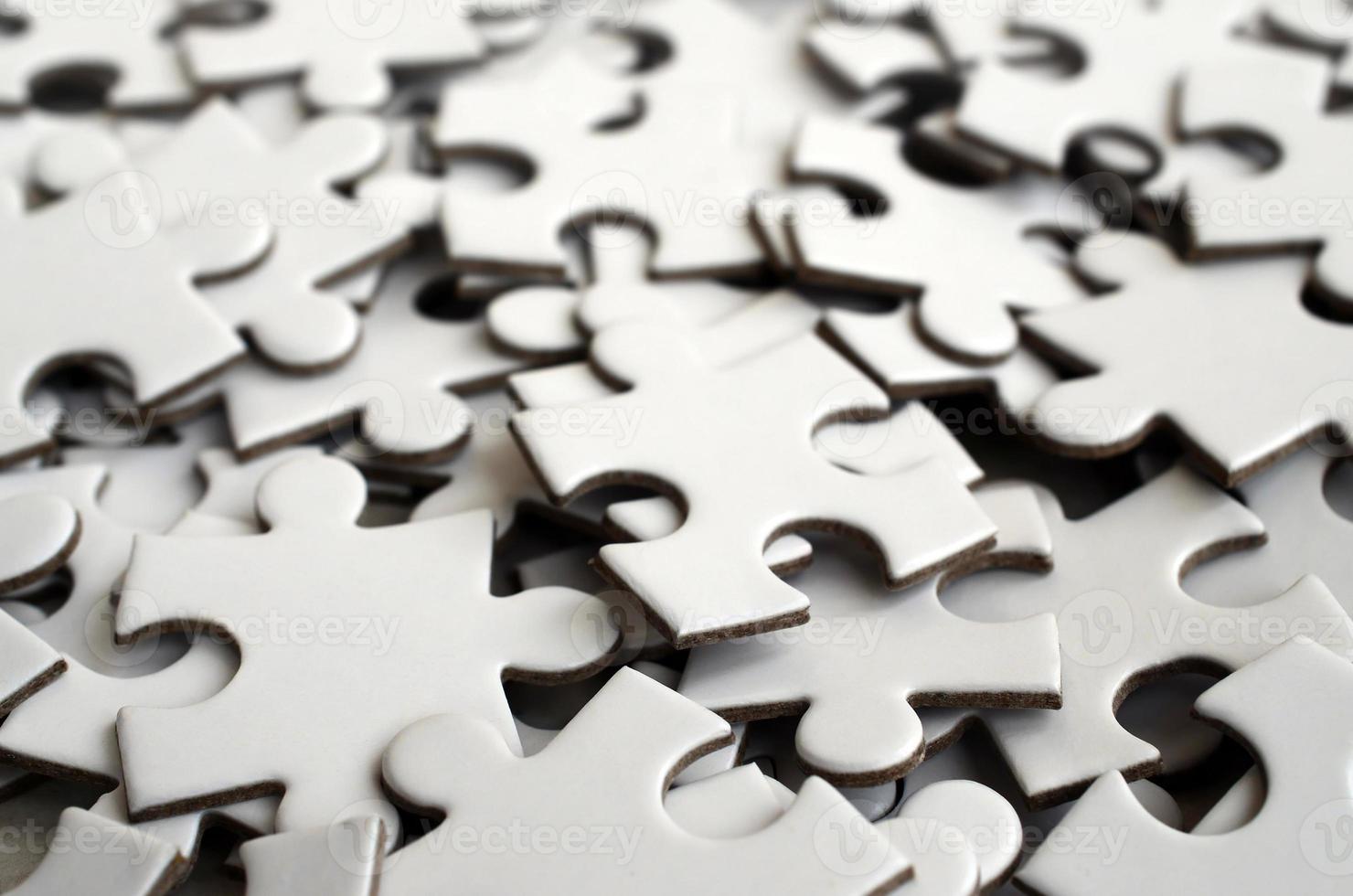 detailopname van een stapel van onvoltooid elementen van een wit puzzel. een reusachtig aantal van rechthoekig stukken van een groot wit mozaïek- foto