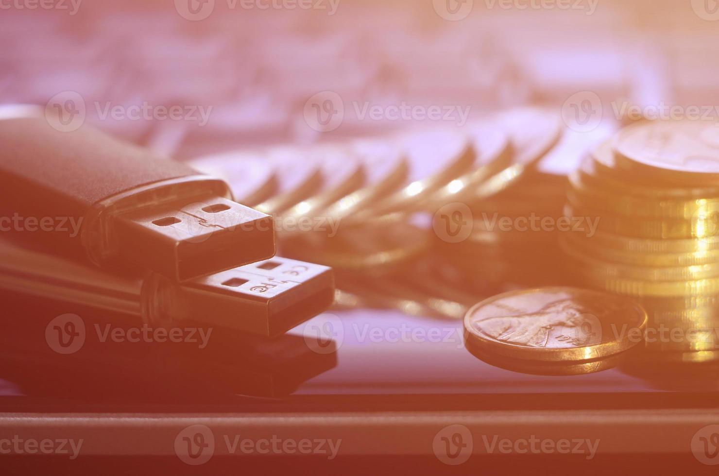 geheugen kaarten en geld Aan de laptop toetsenbord foto