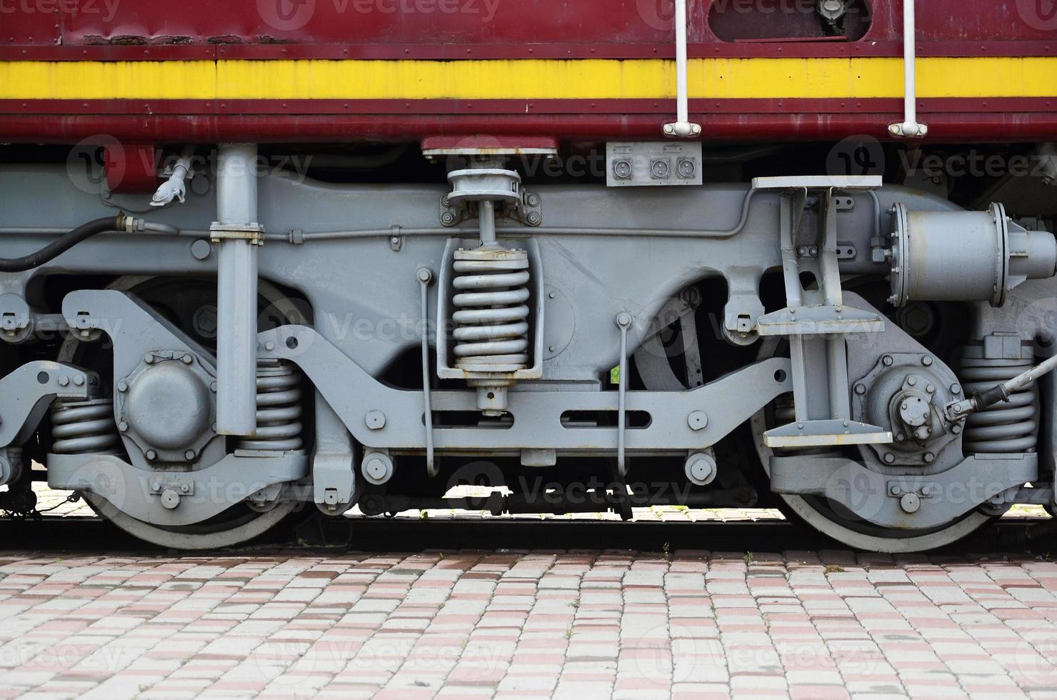 wielen van een Russisch modern locomotief foto