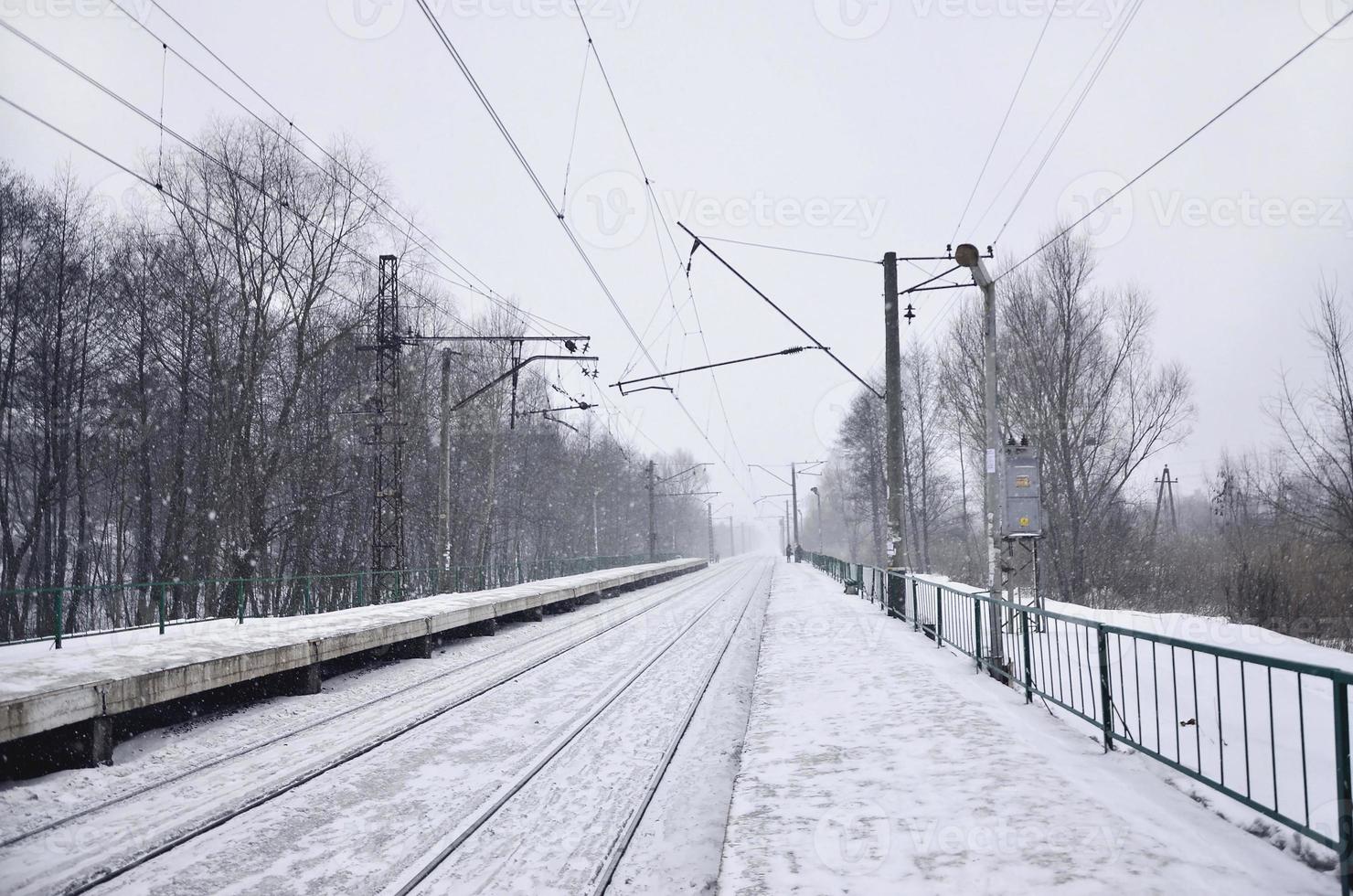 spoorweg station in de winter sneeuwstorm foto