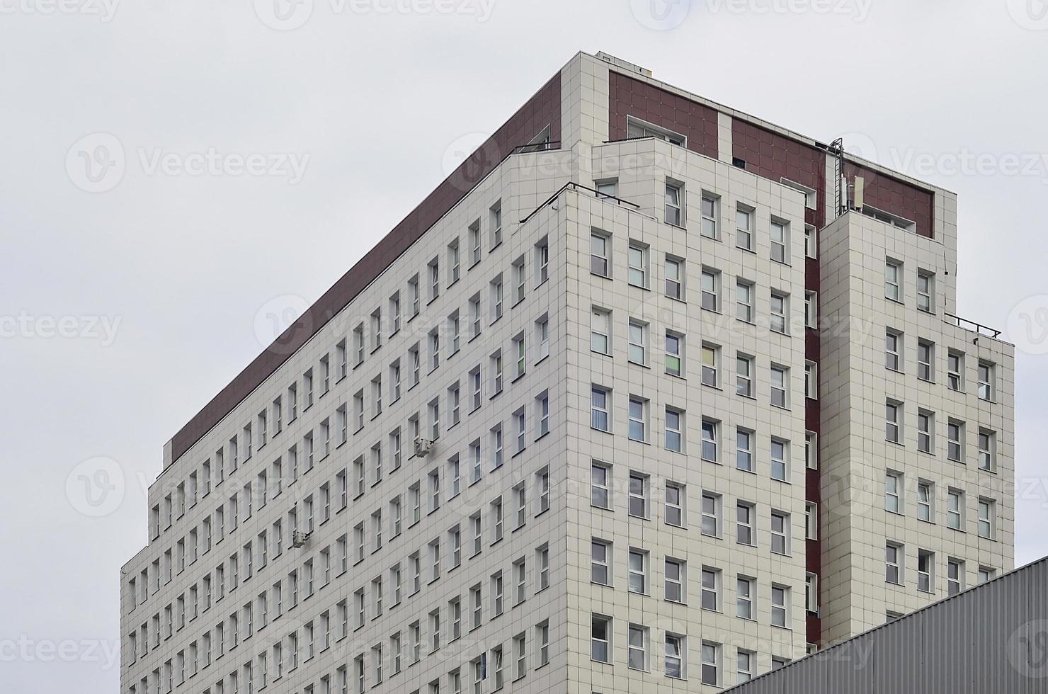 meerdere verdiepingen kantoor gebouw met blauw lucht foto