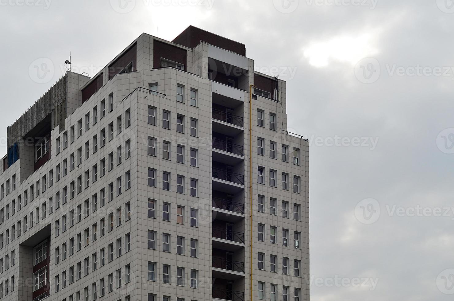 meerdere verdiepingen kantoor gebouw met blauw lucht foto