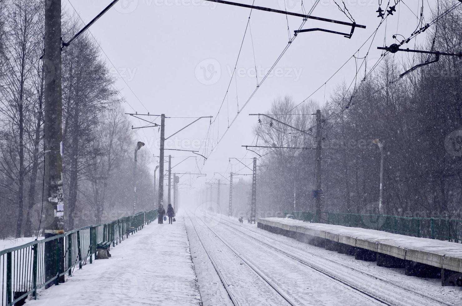 spoorweg station in de winter sneeuwstorm foto