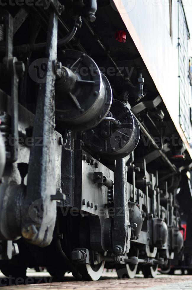 wielen van een Russisch modern locomotief foto