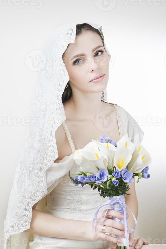 jonge mooie bruid met een bruiloft boeket foto