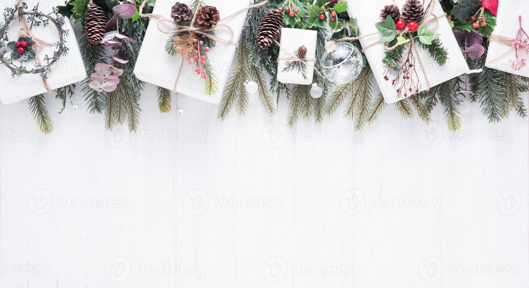 vrolijk Kerstmis en gelukkig nieuw jaar decoratie voor viering Aan wit hout achtergrond met kopiëren ruimte foto