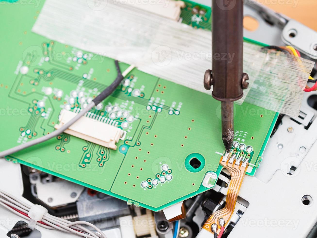 elektrisch stroomkring bord reparatie met solderen ijzer foto